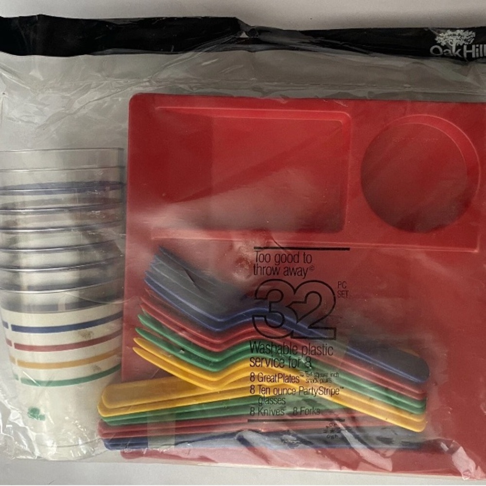 32 Piece Washable Plastic Serving Set 8 Dinner Plates Cups Forks Spoons Knives